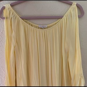 Open sleeve yellow top